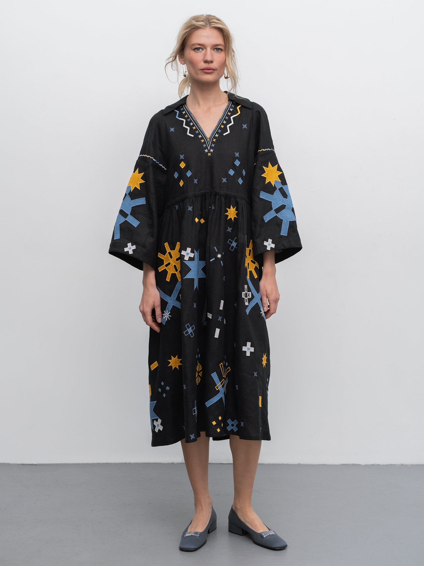Linen dress with embroidery and applique Zori