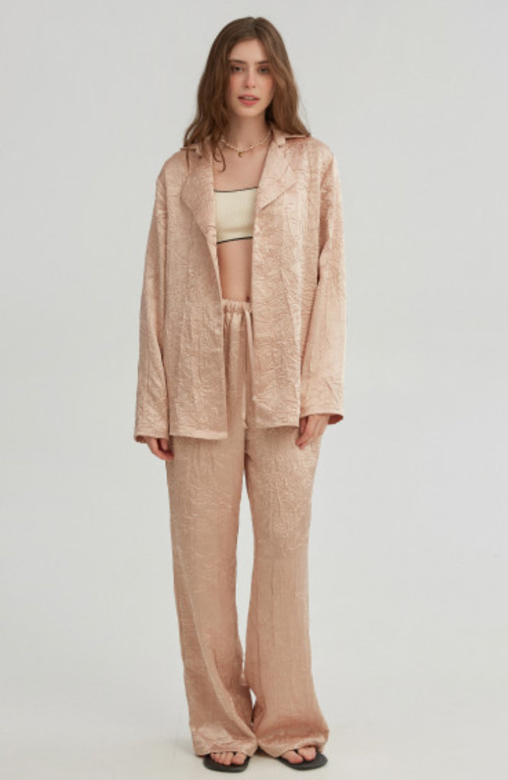 LOOSE-FITTING SUIT
