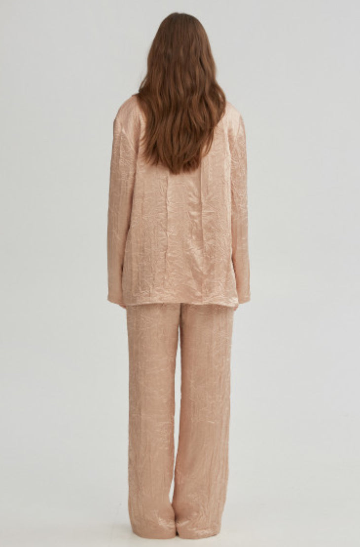 LOOSE-FITTING SUIT