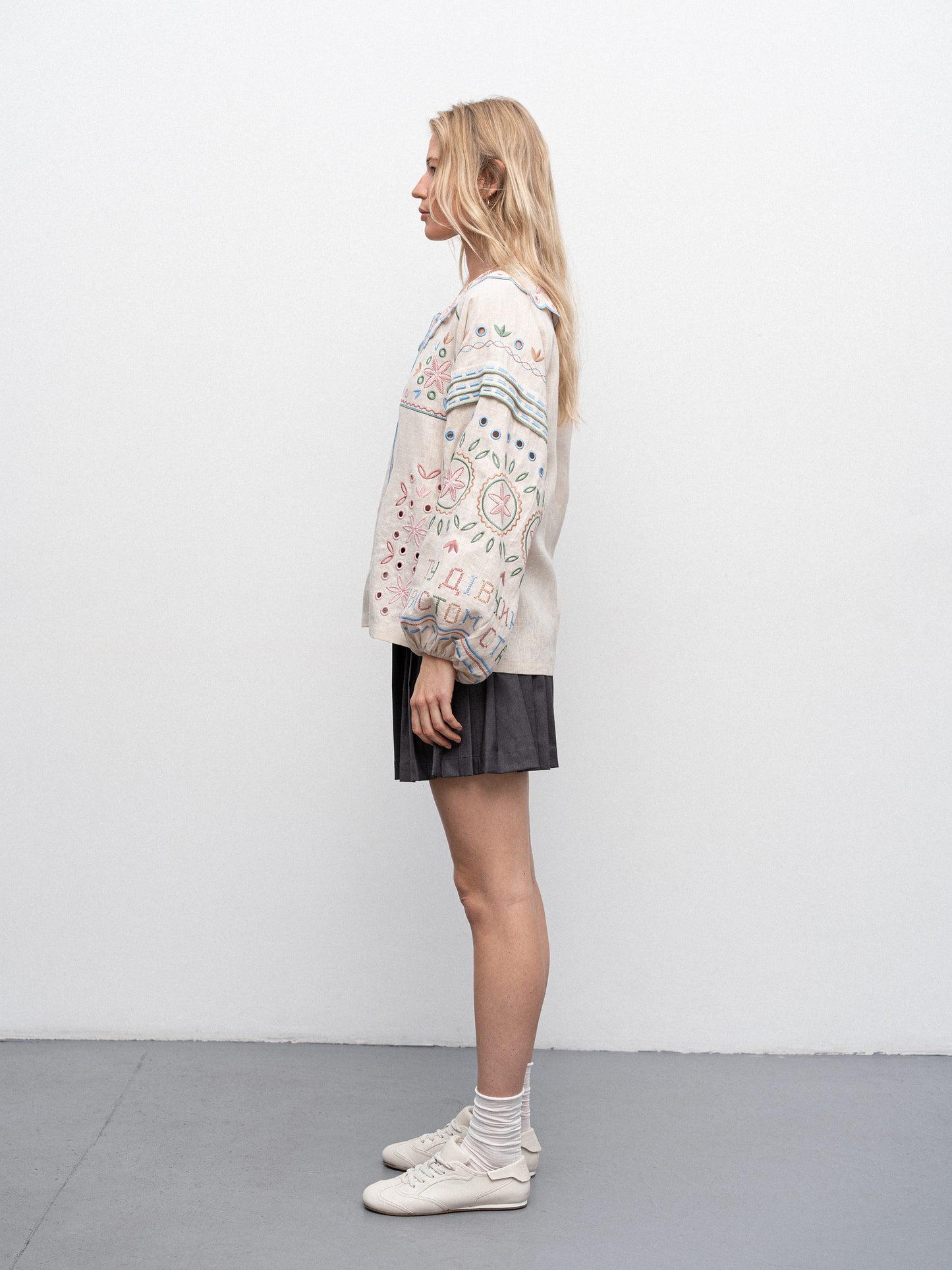 Bandura Beige linen embroidered shirt with a collar