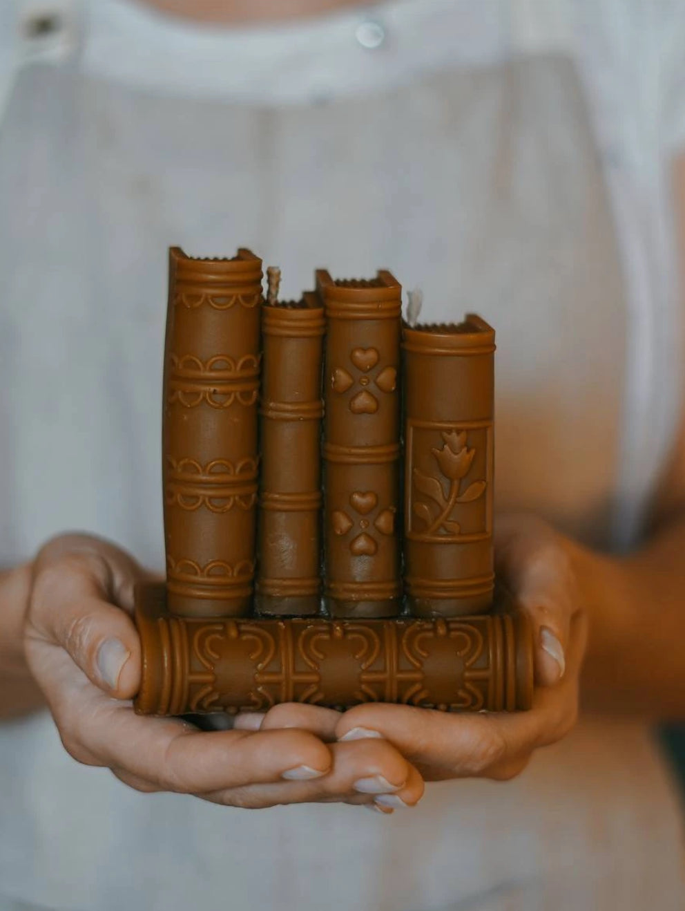 LIBRARY beeswax candle with 2 wicks