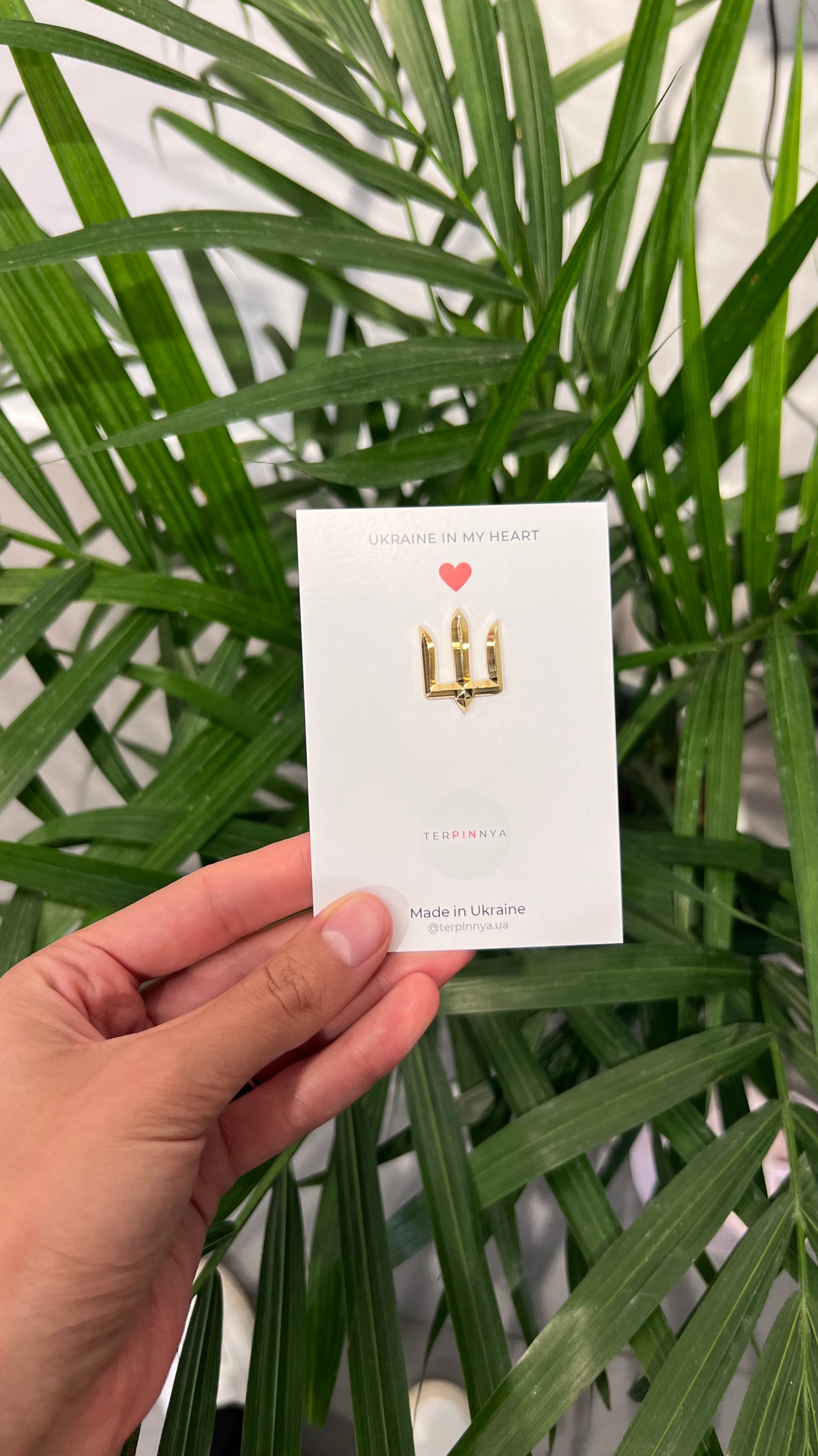 Pin tryzub gold