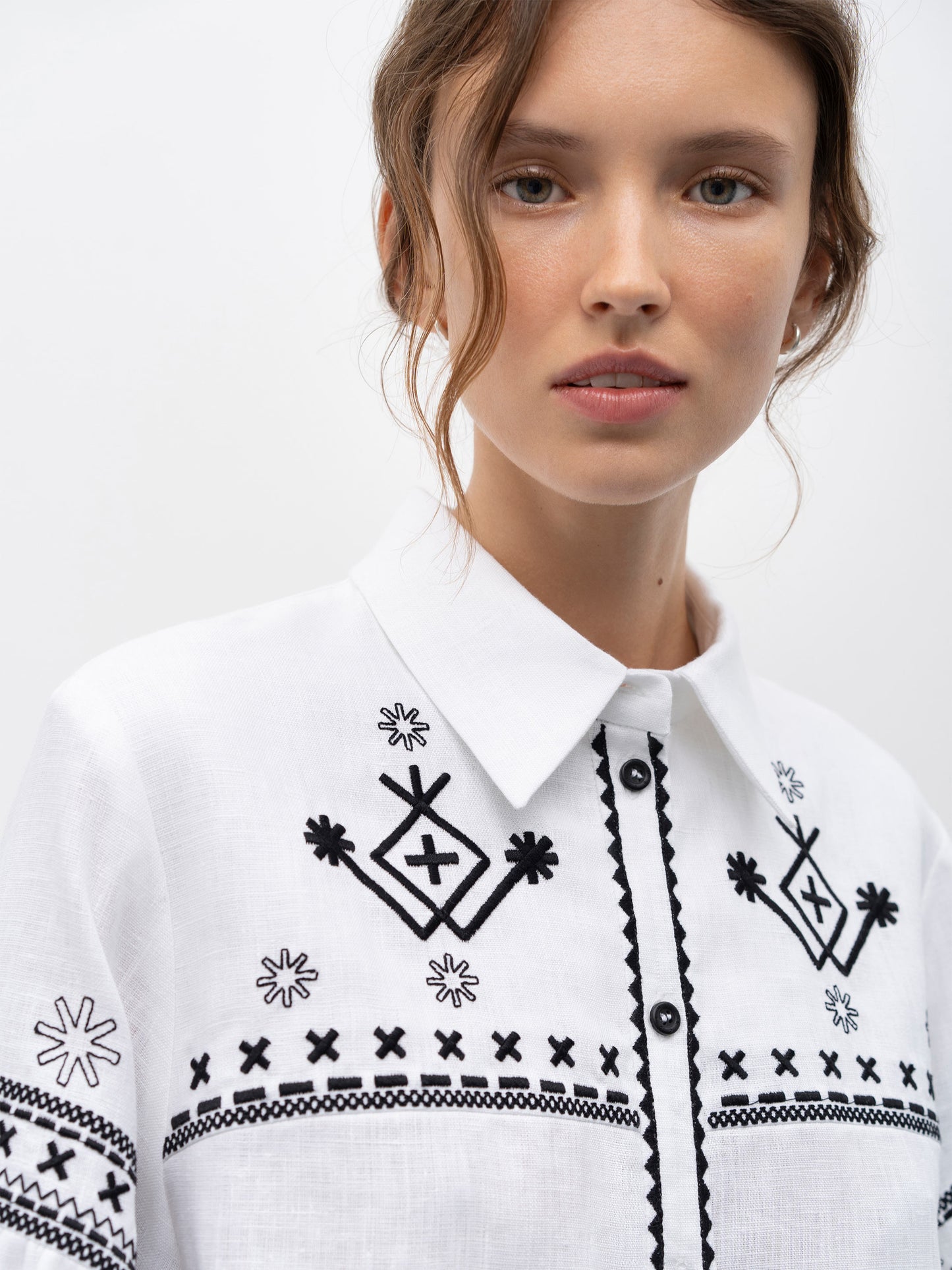 White linen shirt with embroidery Tsvit