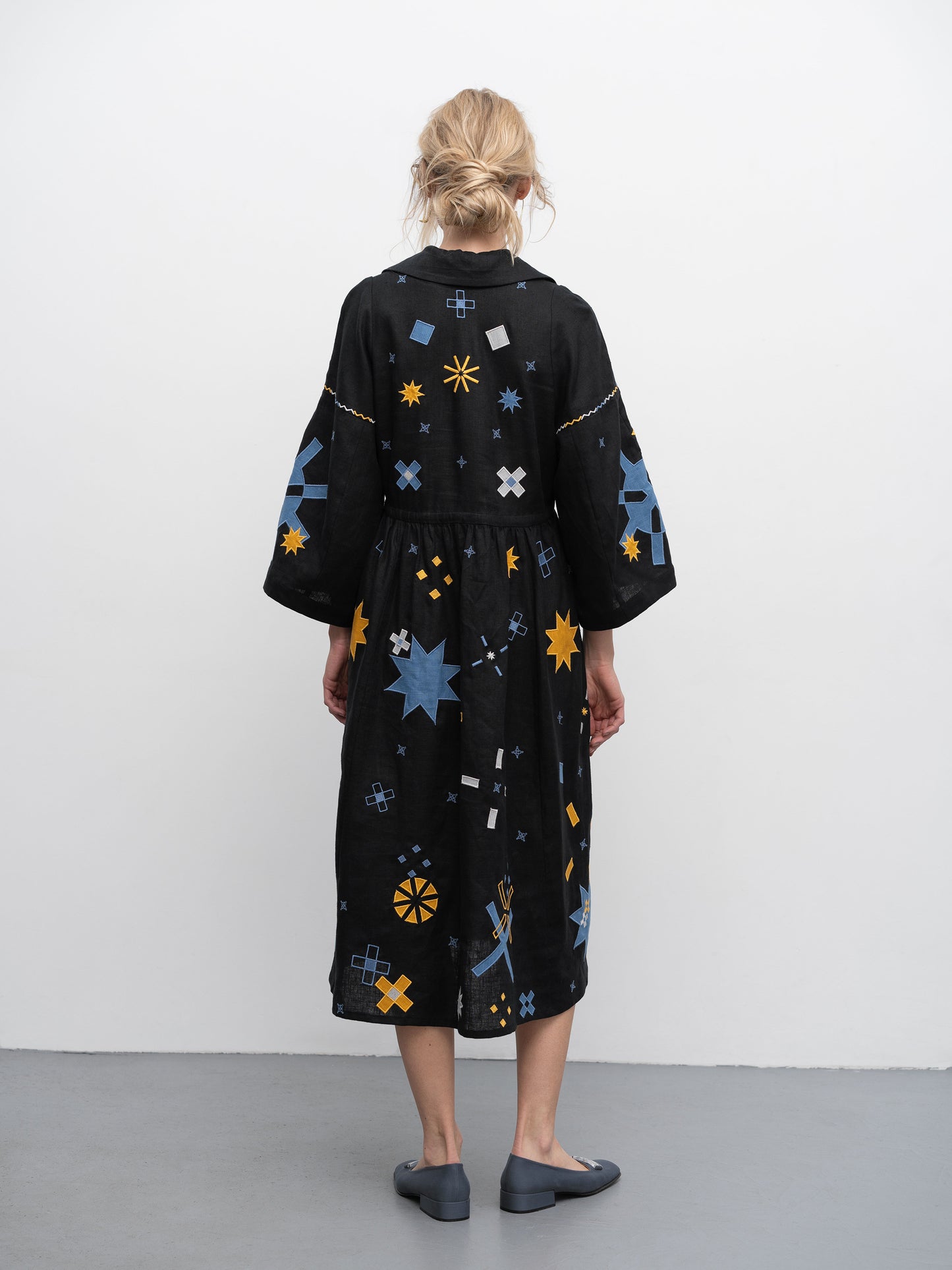 Linen dress with embroidery and applique Zori