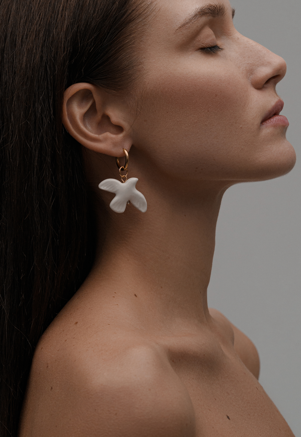 [M Y R N I]  mono earring with a porcelain bird