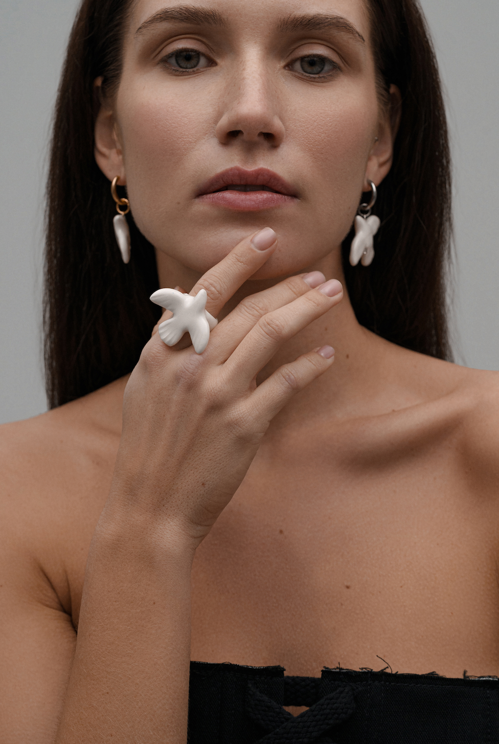 [M Y R N I]  mono earring with a porcelain bird