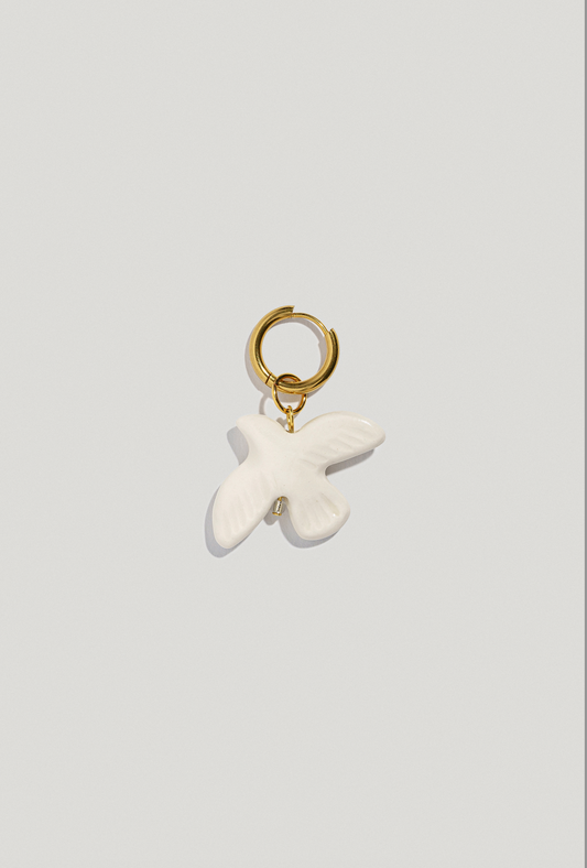 [M Y R N I]  mono earring with a porcelain bird