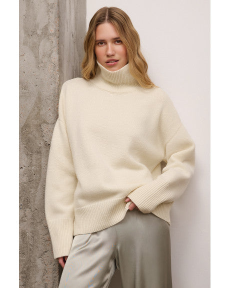 Crew neck sweater with VA branding milk color