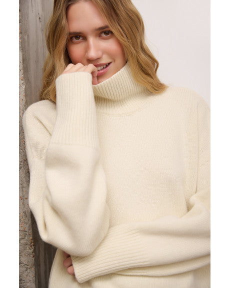 Crew neck sweater with VA branding milk color