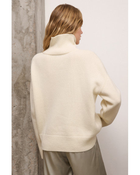 Crew neck sweater with VA branding milk color