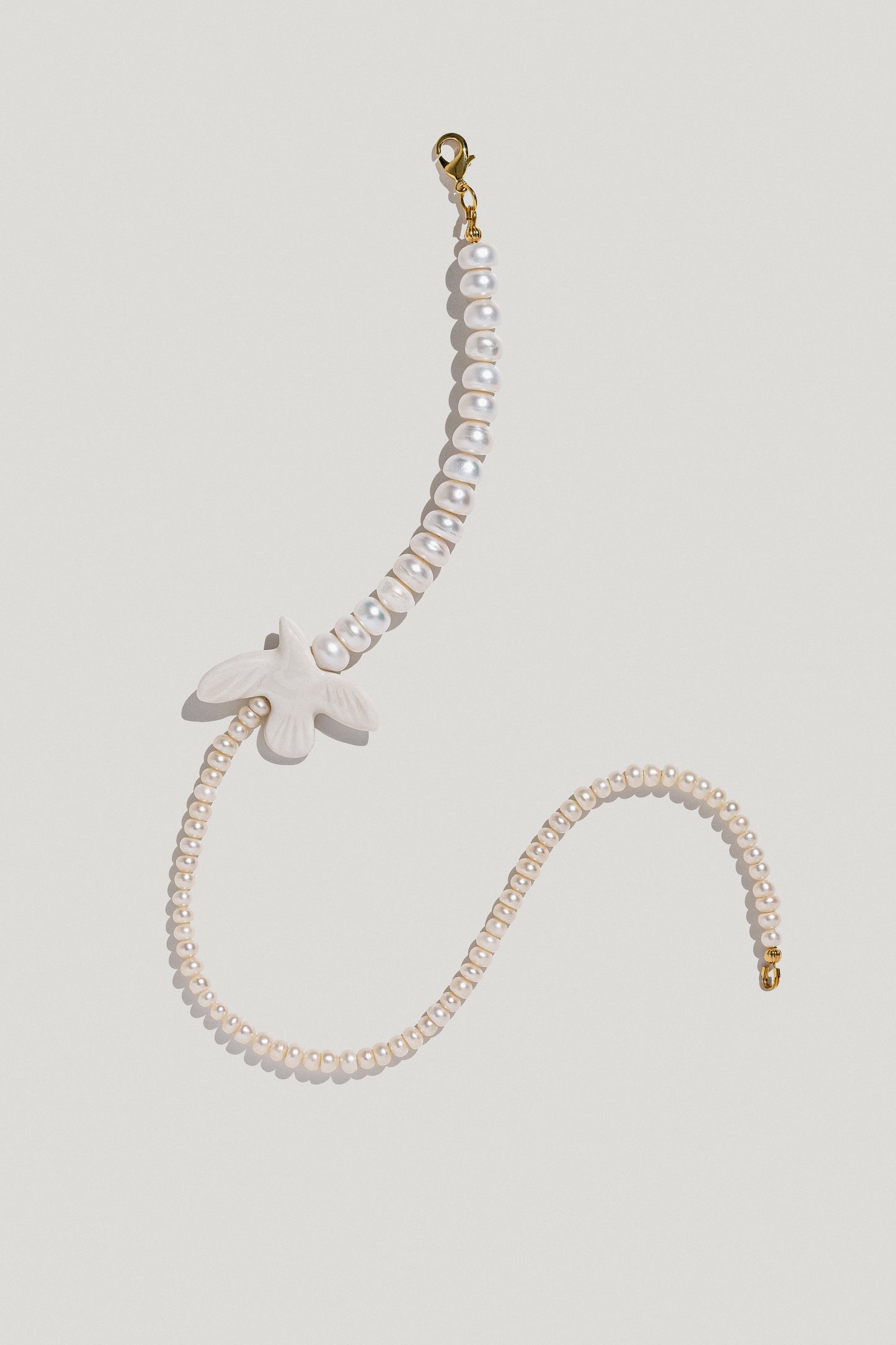 [M Y R N I]  necklace with double-sized pearls and a porcelain bird