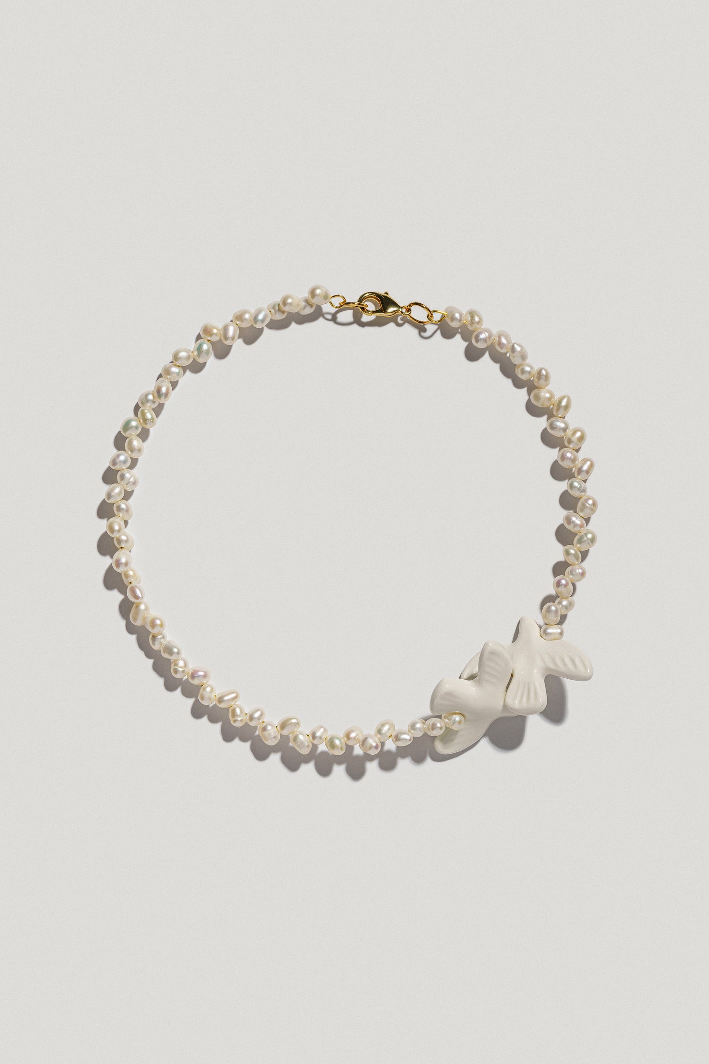 [M Y R N I]  necklace with ear-shaped pearls and 2 porcelain birds