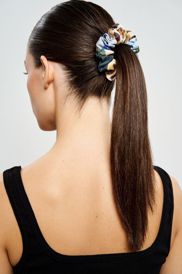 Silk scrunchie "A bold touch"