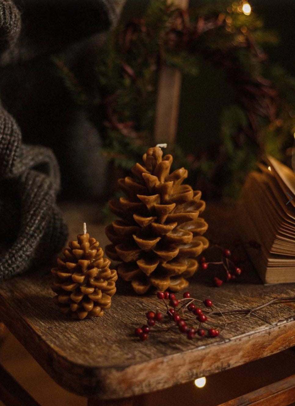 PINE beeswax candle (10x14 cm)