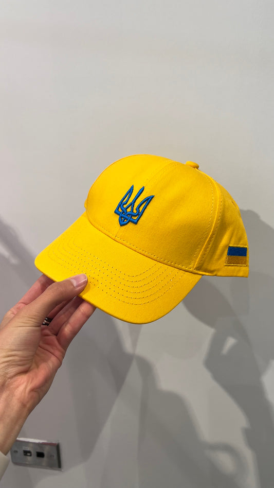 Cap yellow with flag