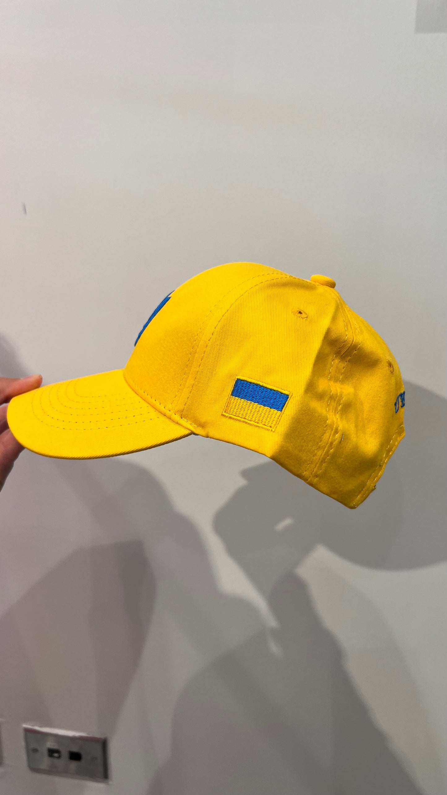 Cap yellow with flag