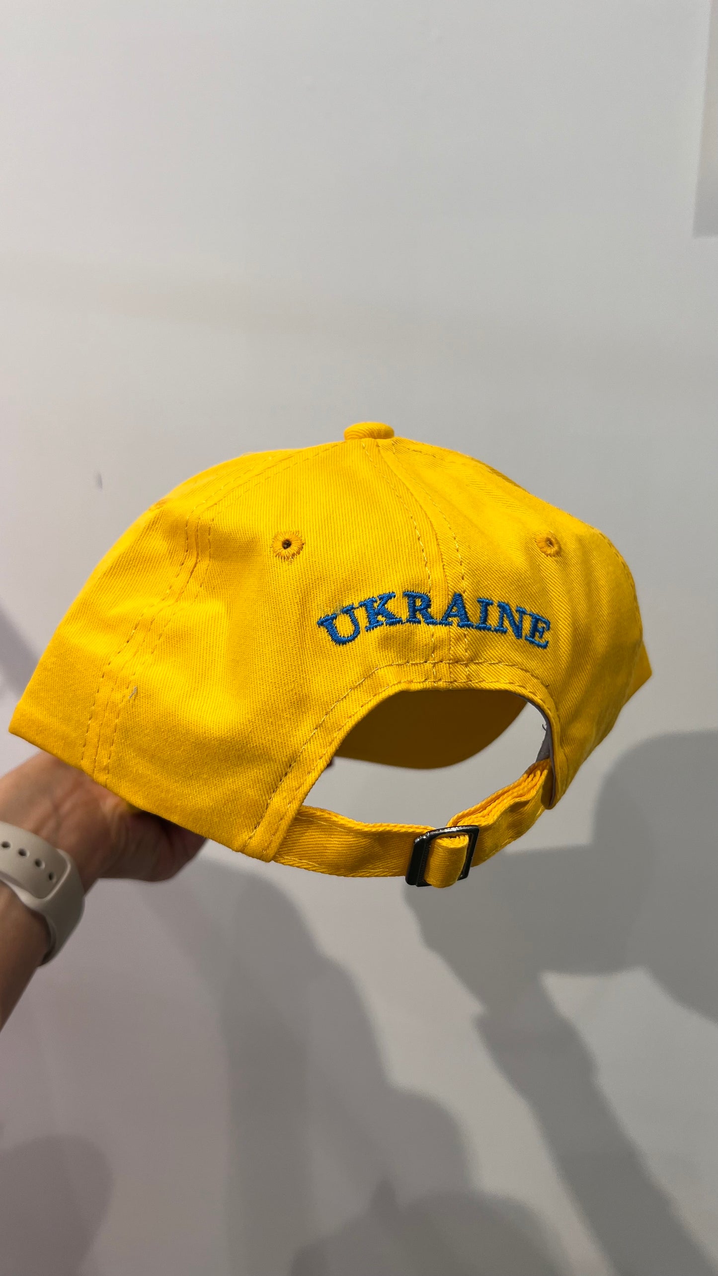 Cap yellow with flag