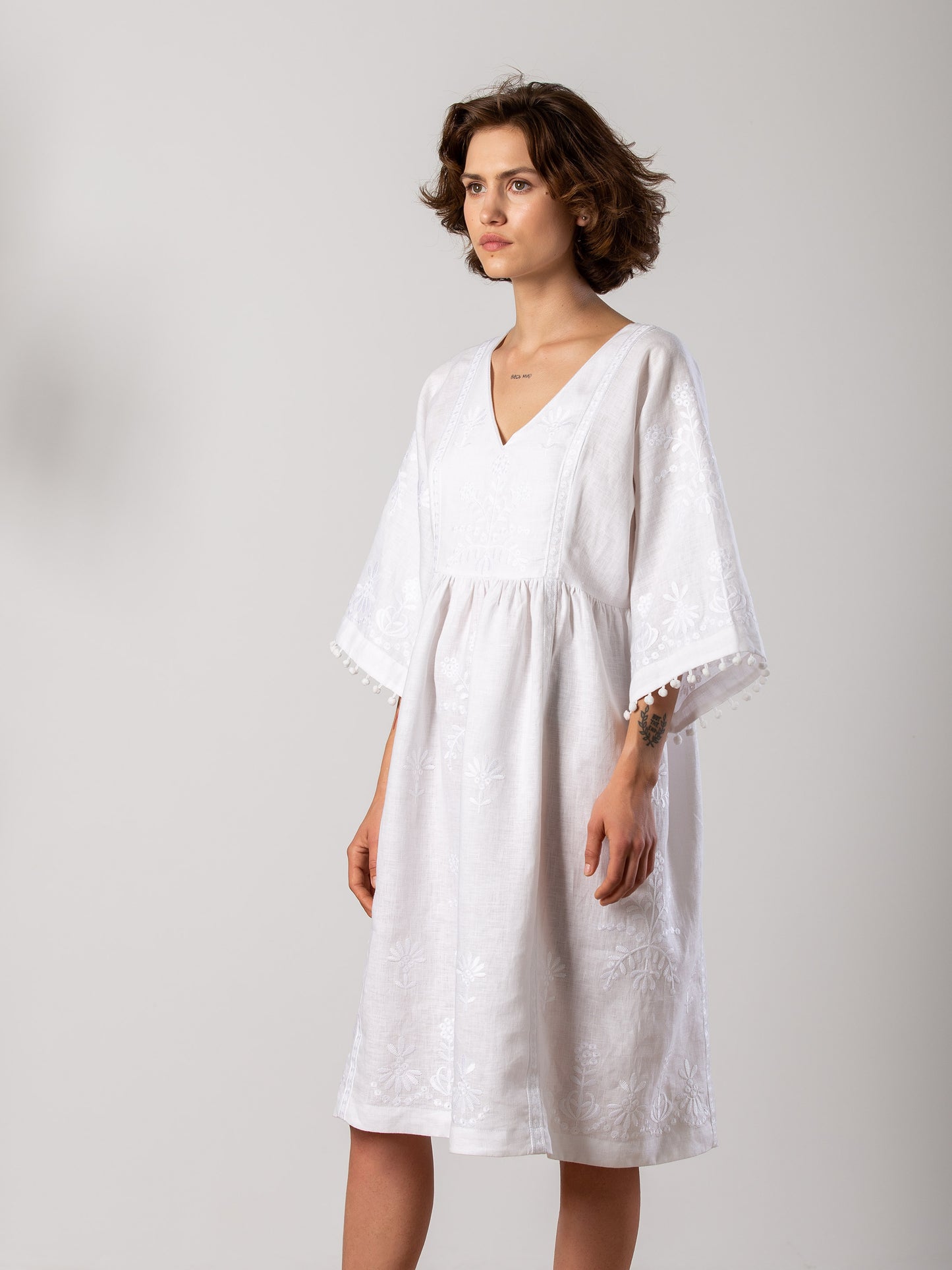 White easy linen dress with floral embroidery Virgin