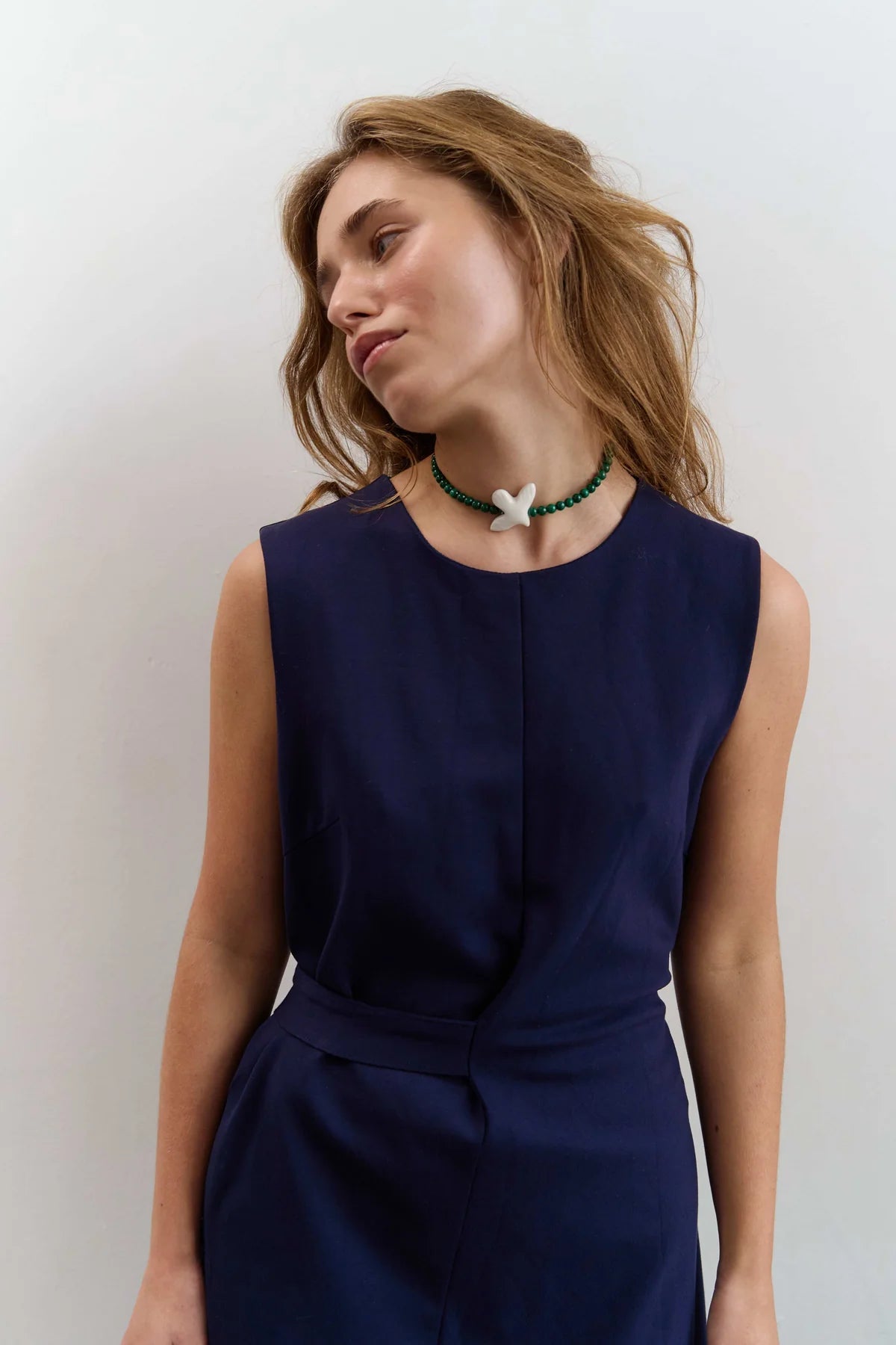 [M Y R N I]  necklace with small-sized malachites and a porcelain bird