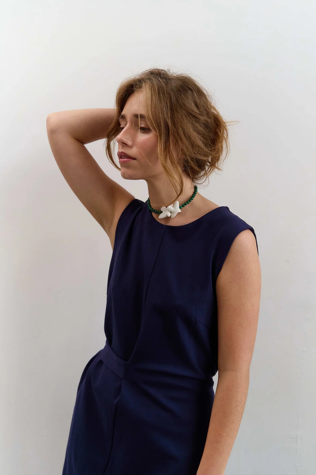 [M Y R N I]  necklace with small-sized malachites and 2 porcelain birds