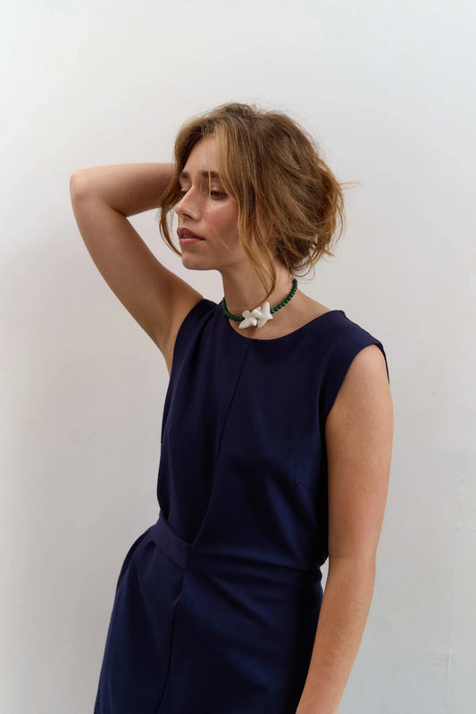 [M Y R N I]  necklace with small-sized malachites and 2 porcelain birds